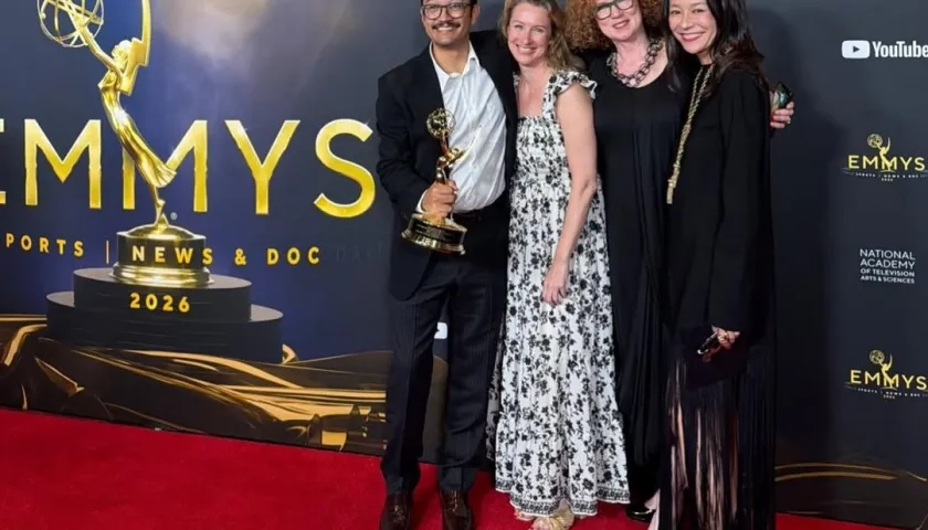 Juan Camilo Cruz, director del documental, luego de recibir el premio.  