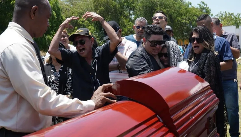 Momento de la serenata del padre de la subteniente Marciales.