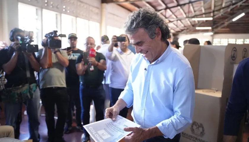 Sergio Fajardo votando este domingo. 