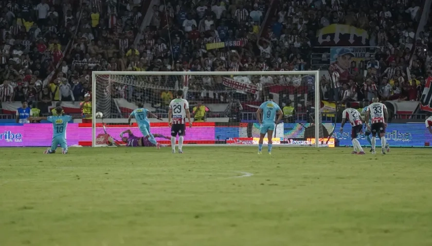 Momento del penal atajado por Silveira a Dayro Moreno.