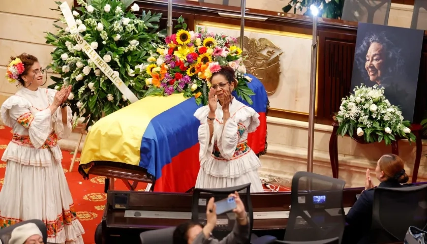 Integrantes de la agrupación musical 'Los Tambores de Totó' participan en un homenaje.