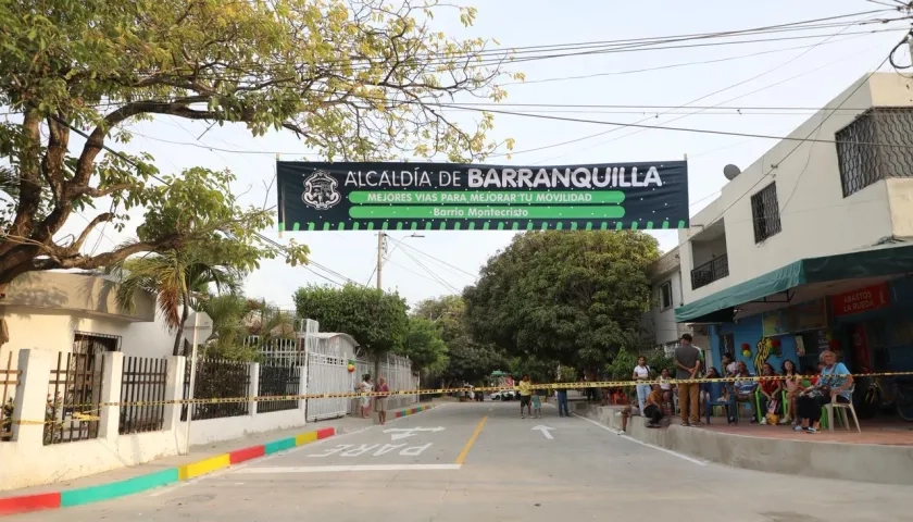 Entrega de malla vial recuperada en el barrio Montecristo.