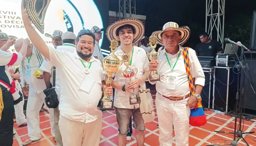Danny Zora, ganador del festival; Martín Perilla, segundo lugar, y Alfredo Martelo, tercer lugar.