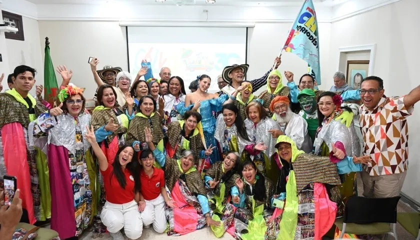 Miembros de la comparsa Chiva Periodística que se presentará en New York.
