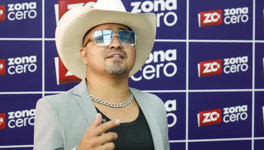 El artista barranquillero Sergio Santiago presenta su nuevo sencillo 'Esta rola va pa´ella'.