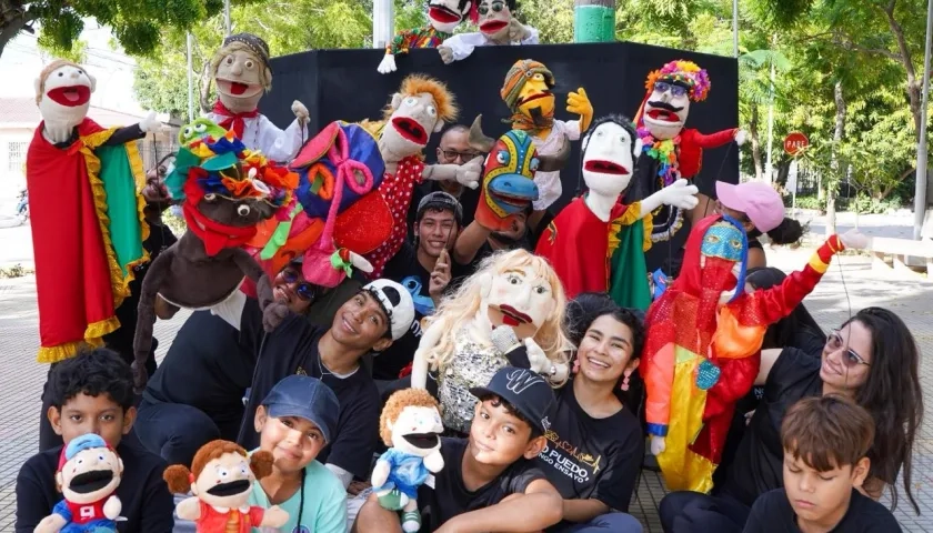 El documental 'Con la mano arriba' está inspirado en la comparsa de títeres del colectivo Baúl polisémico. 