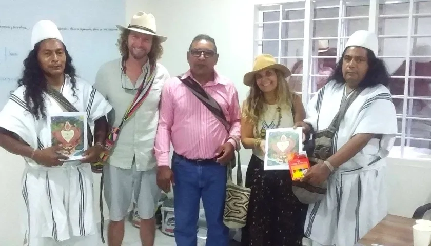 Julio Nieves, rector de la IED Tayrona de Bunkwimake, junto a miembros de la comunidad Aruhaca