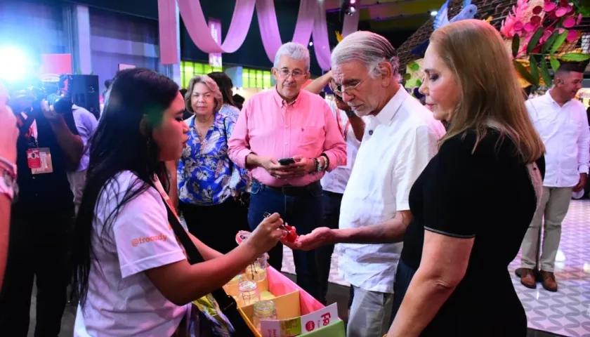 El gobernador del Atlántico, Eduardo Verano, junto a la primera gestora del departamento,Liliana Borrero, en la feria AMA 2026.