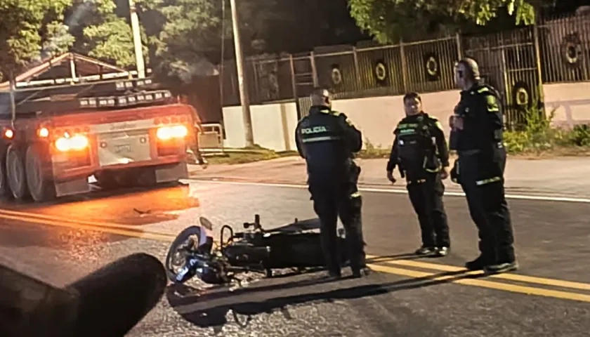 Muere motociclista al chocar contra tractocamión en jurisdicción de Santo Tomás 