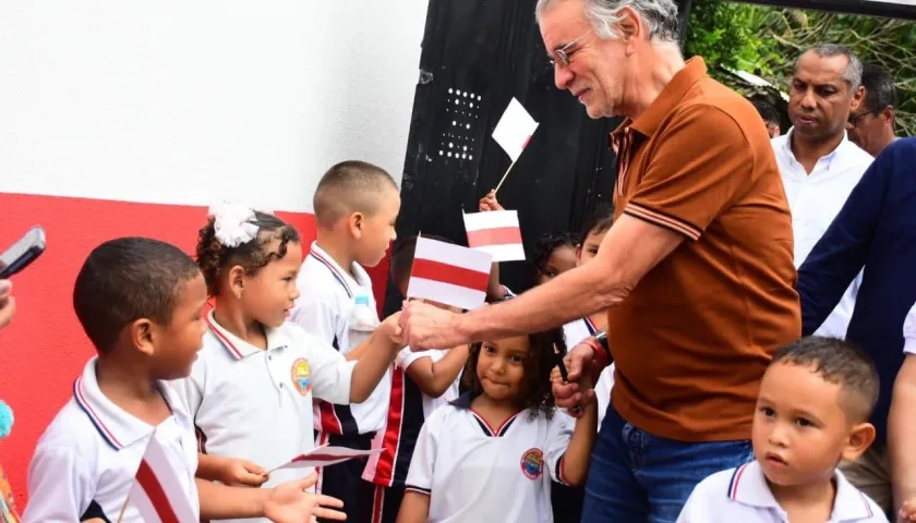 Gobernador Eduardo Verano en una de las instituciones educativas del departamento. 