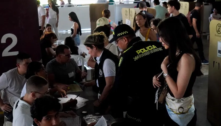 Puesto de votación en el CC Viva.