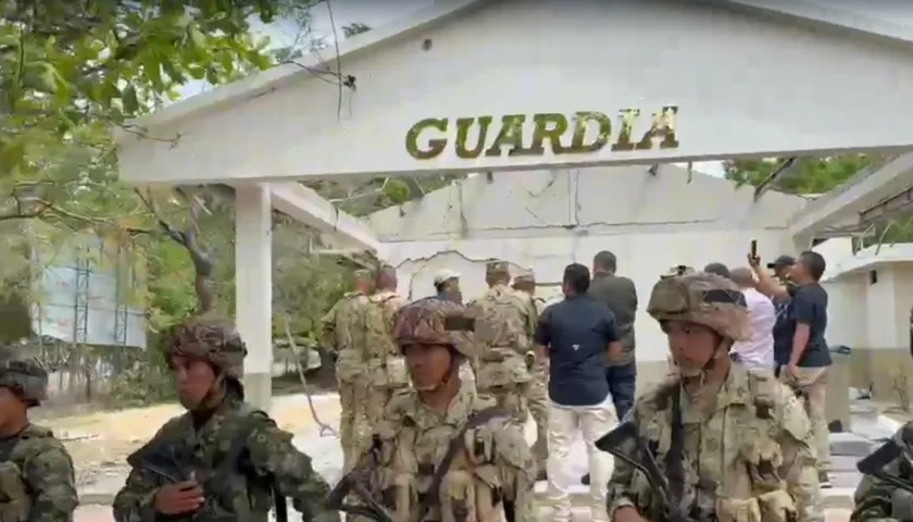 Zona afectada por el atentado en el batallón.