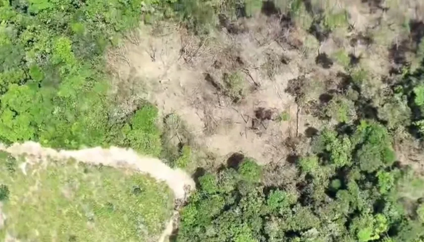 Zona bombardeada por las Fuerzas Militares.