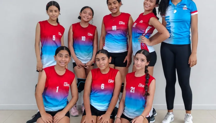 Equipo LVA B, categoría mini voley. Arriba: Mariana García, Ivanna Sierra, María Mercado, Alma Sofía Arango, Nicolle Vanegas, entrenadora, abajo; Sarah Acosta, Camila Beleño, María Vásquez.