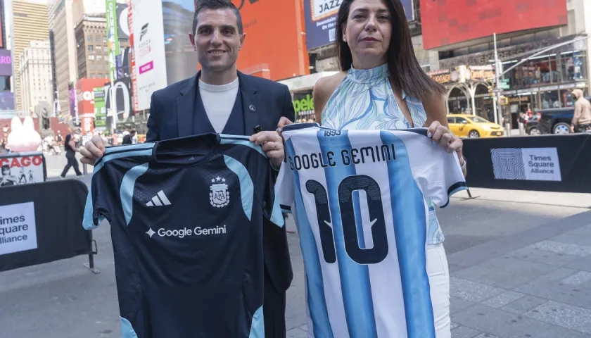 Leandro Petersen, director comercial de la AFA, y Flor Sabatini, directora de comunicaciones de Google Gemini.