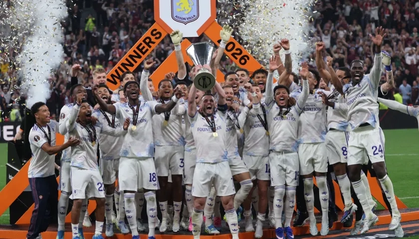 Jugadores del Aston Villa celebran con el trofeo de la Liga Europa. 
