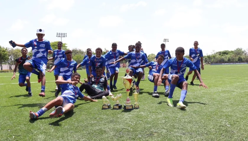 La celebración de los jugadores de Candelaria tras coronarse campeones. 