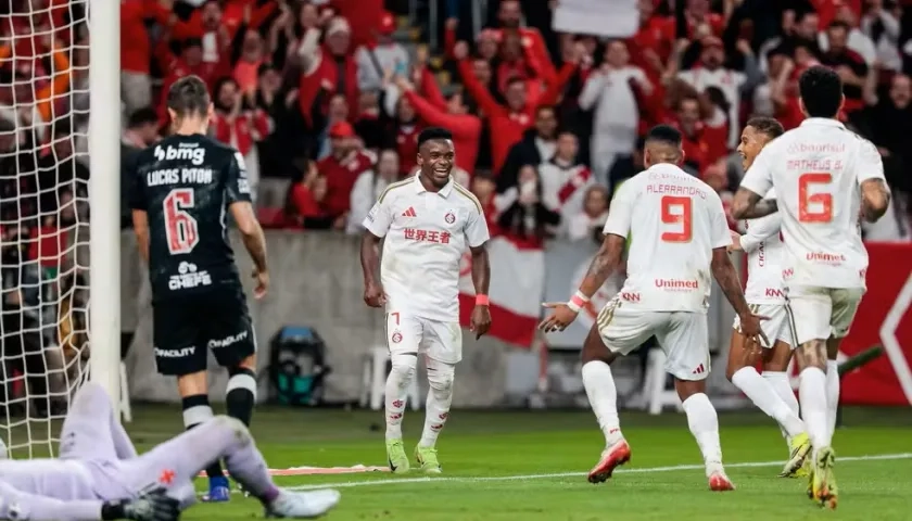 Johan Carbonero festeja con sus compañeros uno de sus goles conra Vasco Da Gama. 