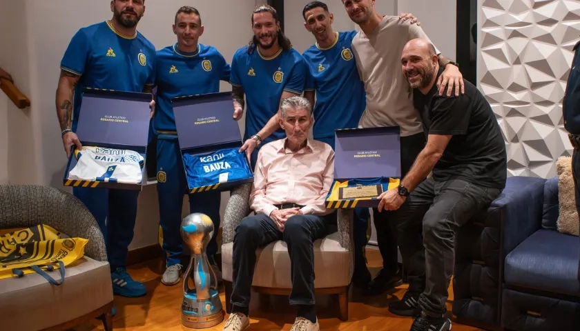 Parte del plantel de Rosario Central posa con el 'Patón' Bauza en su residencia.