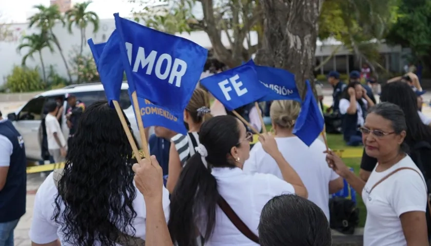 La comunidad religiosa hace plantón para evitar desalojo de 'Titos Bolos'. 
