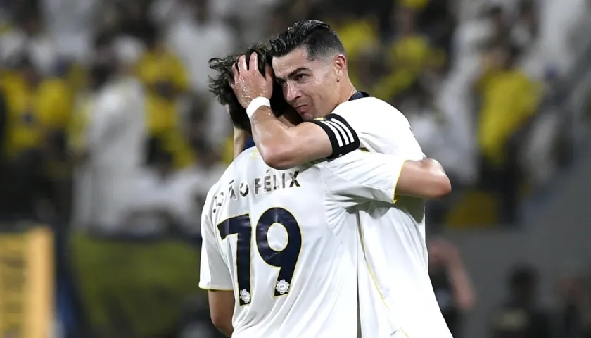 El portugués Cristiano Ronaldo celebra uno de sus goles con su compatriota Joao Félix.