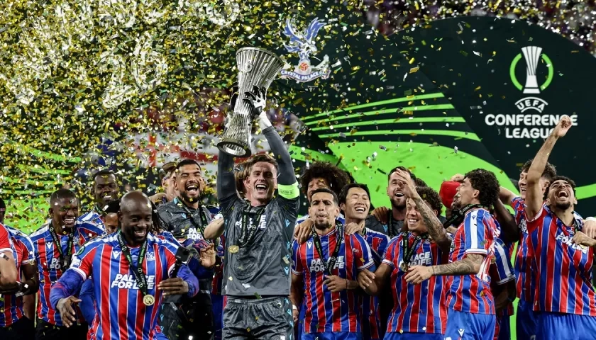 Jugadores del Crystal Palace celebran el título de la Liga Conferencia.
