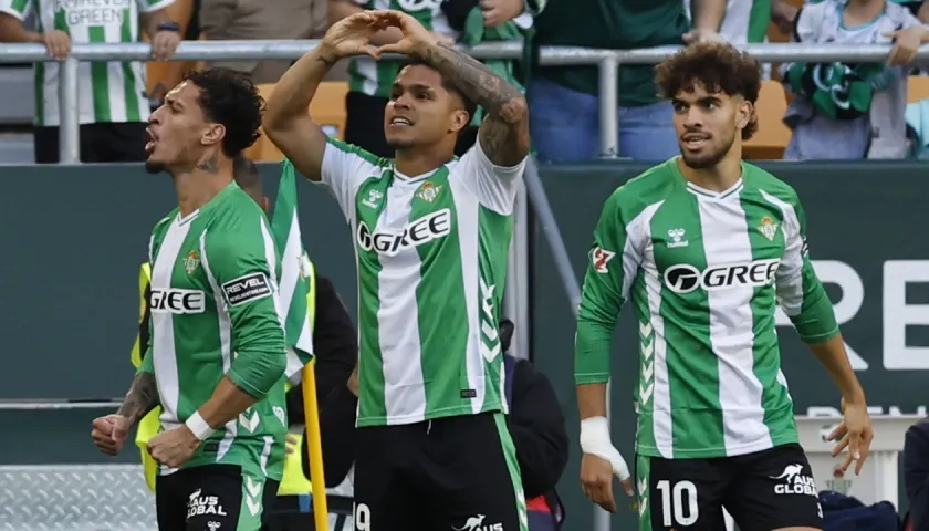 El colombiano 'Cucho' Hernández celebra tras abrir el marcador para el Betis. 