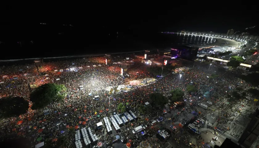Personas asisten a la playa de Copacabana este sábado. 