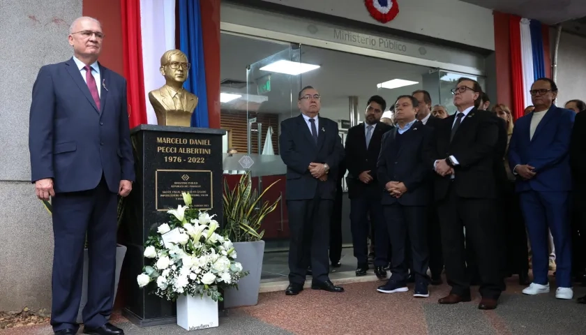 El fiscal general de Paraguay, Emiliano Rolón, participó en un homenaje póstumo al agente antimafia Marcelo Pecci.