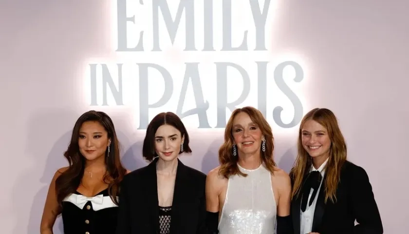 Ashley Park, Lily Collins, Philippine Leroy-Beaulieu y Camille Razat. 