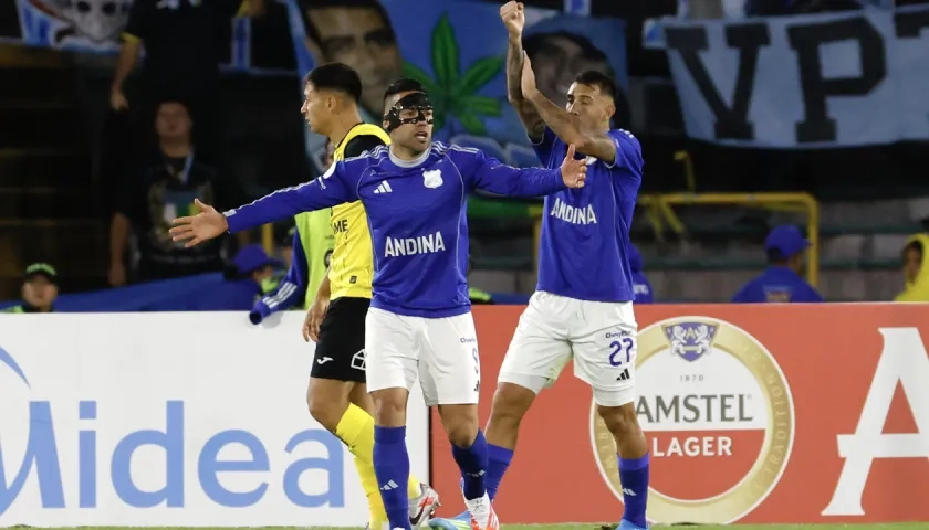 Falcao García y Rodrigo Contreras reclaman una pena máxima al árbitro.