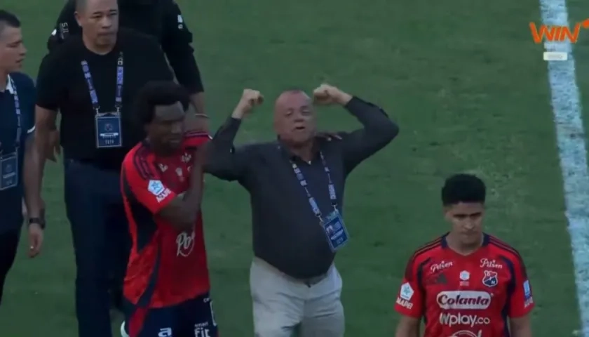 José Raúl Giraldo cuando salía de la cancha junto a Didier Moreno y Daniel Cataño. 