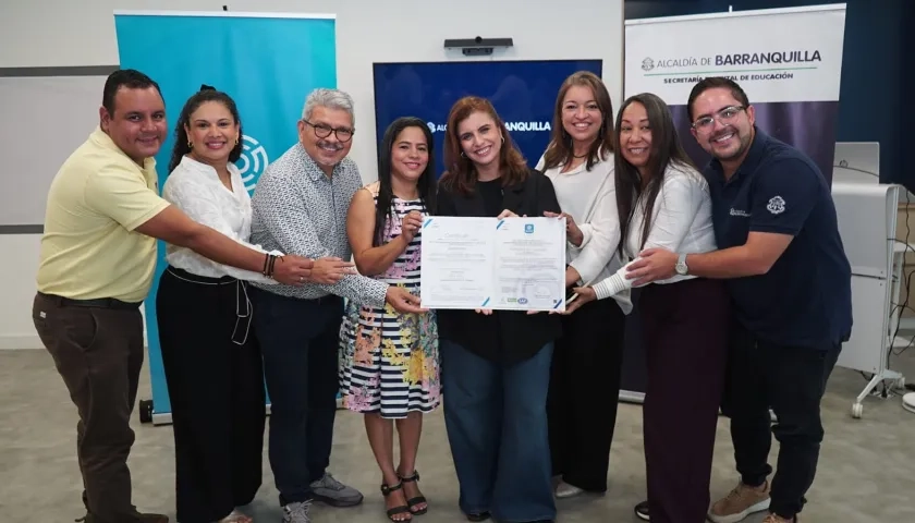 Funcionarios de la Secretaría de Educación durante la certificación. 