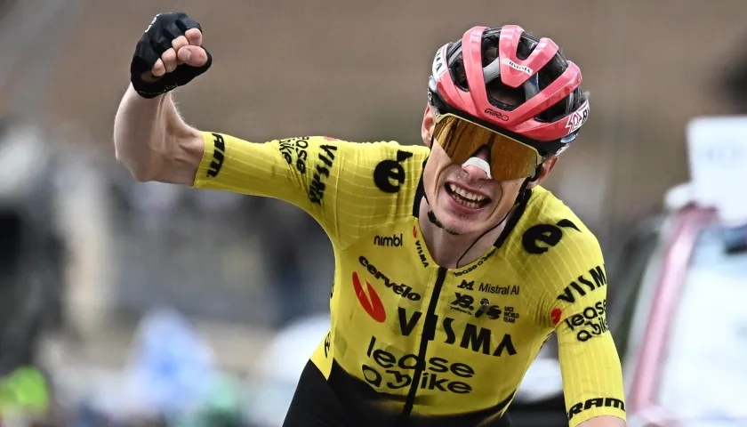El gesto triunfal de Jonas Vingegaard tras ganar la séptima etapa del Giro de Italia. 