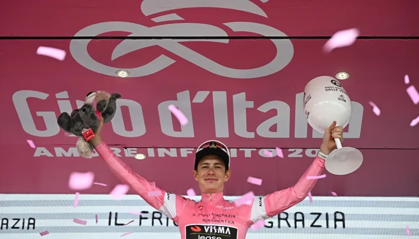 Jonas Vingegaard enel podio tras ganar la vigésima etapa del Giro de Italia. 
