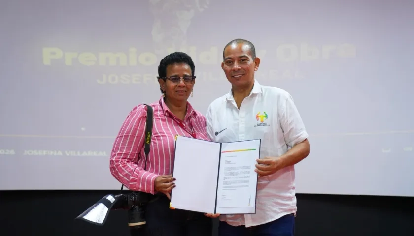 La reportera gráfica Josefina Villarreal y el secretario de cultura Juan Carlos Ospina.