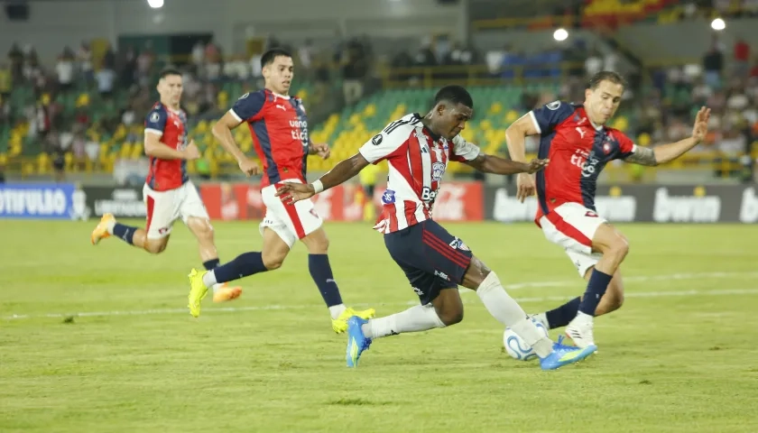 Joel Canchimbo fue el jugador más punzante de Junior contra Cerro Porteño.