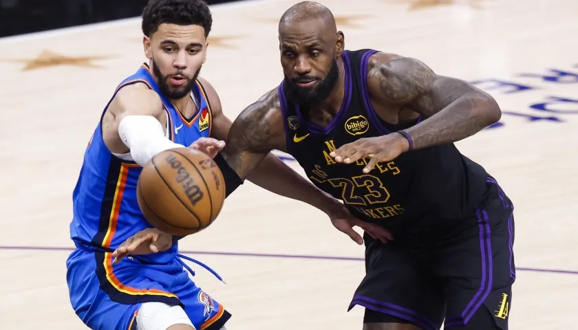 LeBron James durante el juego de los Lakers contra Oklahoma.