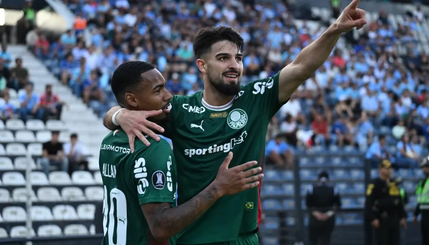 El argentino José Manuel López celebra el primer gol de Palmeiras con su compañero Allan.