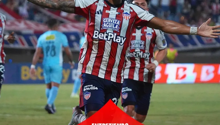 Lucas Monzón en la celebración de su primer gol con Junior. 