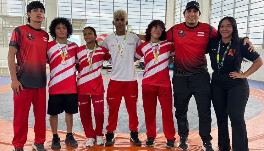 Delegación de lucha olímpica del Atlántico en el Campeonato Nacional de Neiva.