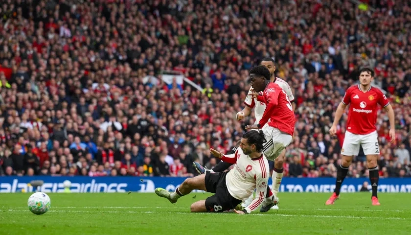 Kobbie Mainoo en la jugada donde marcó el tercer gol del Manchester United.