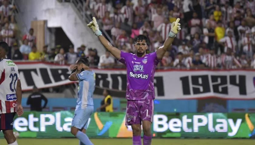 Mauro Silveira, el héroe de la noche al atajarle un penalti sobre el final a Dayro Moreno.