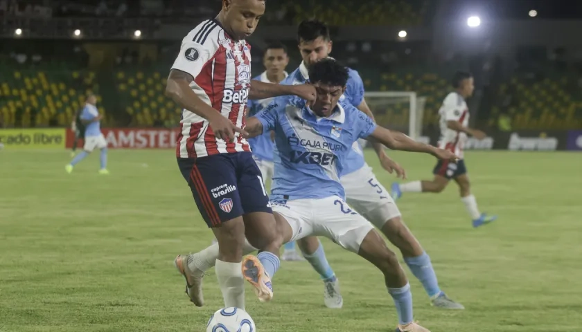 Luis Muriel, autor de un doblete ante Sporting Cristal, domina la pelota ante la marca de Maxloren Castro.