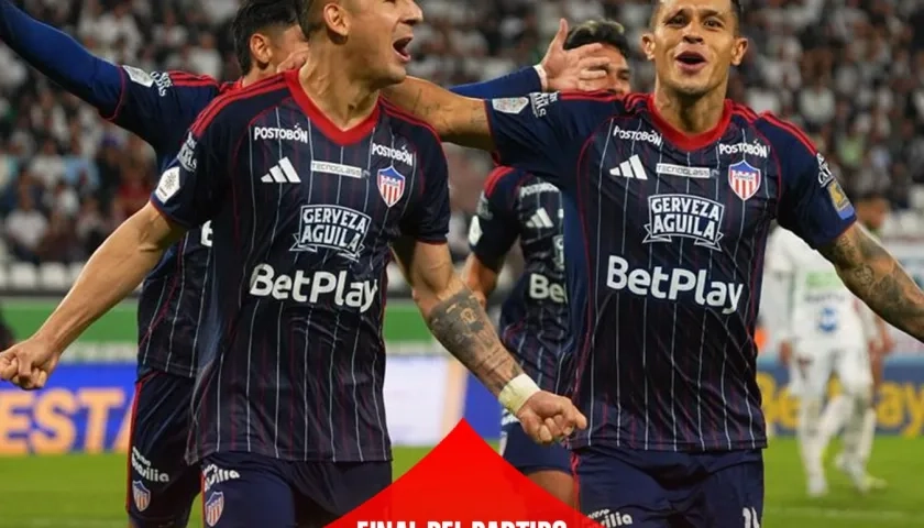 Guillermo Paiva y Juan David Ríos celebran el gol de Junior en Manizales. 