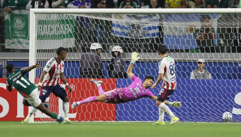 El colombiano Jhon Arias marca el primer gol de Palmeiras ante Junior. 