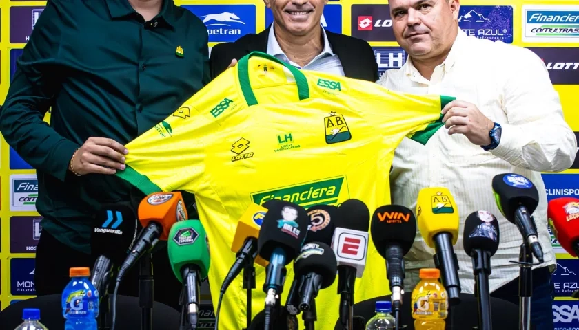 Pablo Peirano durante su presentación como nuevo técnico del Bucaramanga.