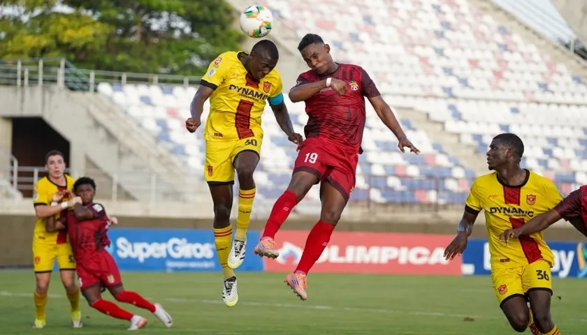Cristian Peñate conecta de cabeza para marcar el primer gol del Barranquilla FC.