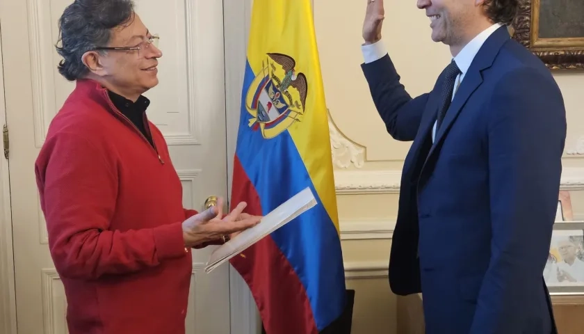 Momento del nombramiento de Daniel Quintero como Superintendente de Salud.