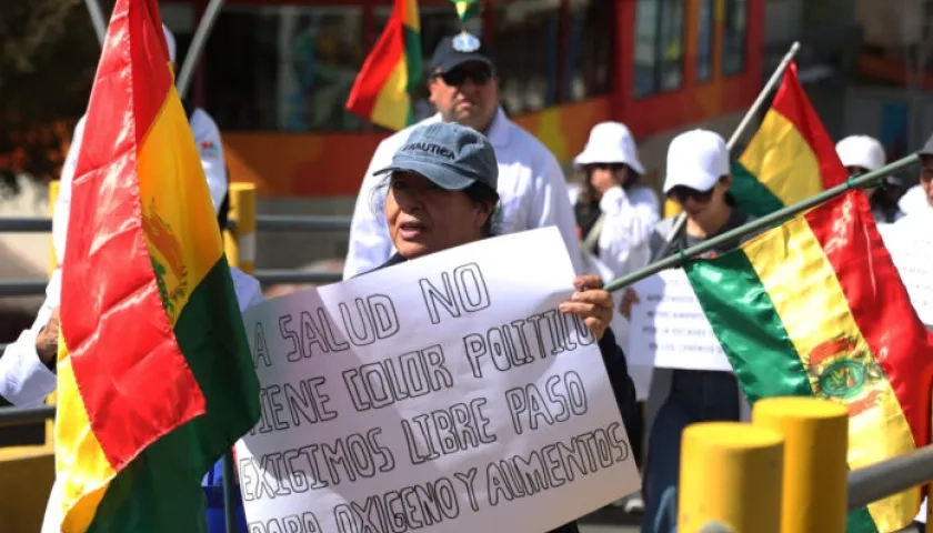 Trabajadores de la salud marcharon por "falta de garantías" y pidieron la renuncia del presidente de Bolivia Rodrigo Paz.